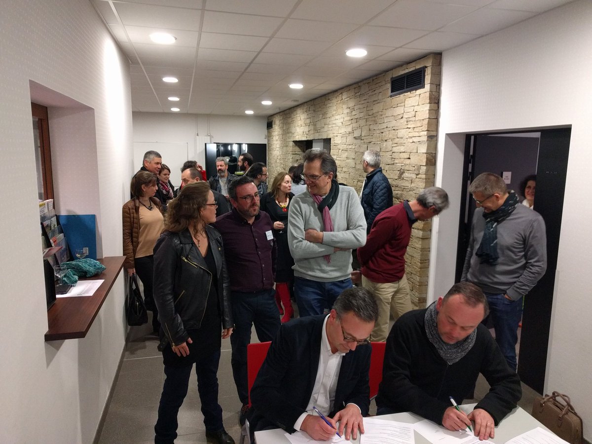 SoNantes's tweet photo. Signature du partenariat SoNantes et le réseau REVEL dans le vignoble. 60 nouveaux adhérents professionnels ! https://t.co/0itpt0RZ8P