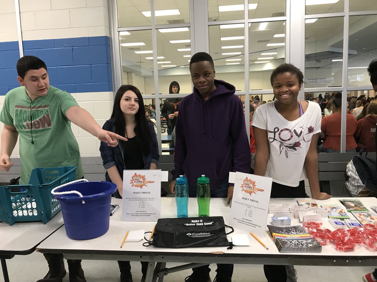 WarrenHillsCC's tweet photo. Trivia, Prizes and FACTS! Members from the MIB Youth Coalition were out educating their peers and Shattering the Myths during National Drug and Alcohol Facts Week!! Make it Better MIB!! #NDAFW https://t.co/pHMelvBEVc