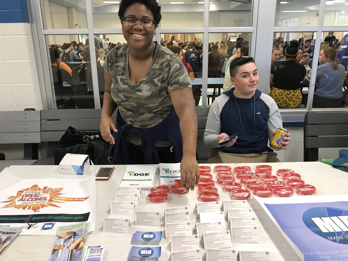 Trivia, Prizes and FACTS! Members from the MIB Youth Coalition were out educating their peers and Shattering the Myths during National Drug and Alcohol Facts Week!! Make it Better MIB!! #NDAFW