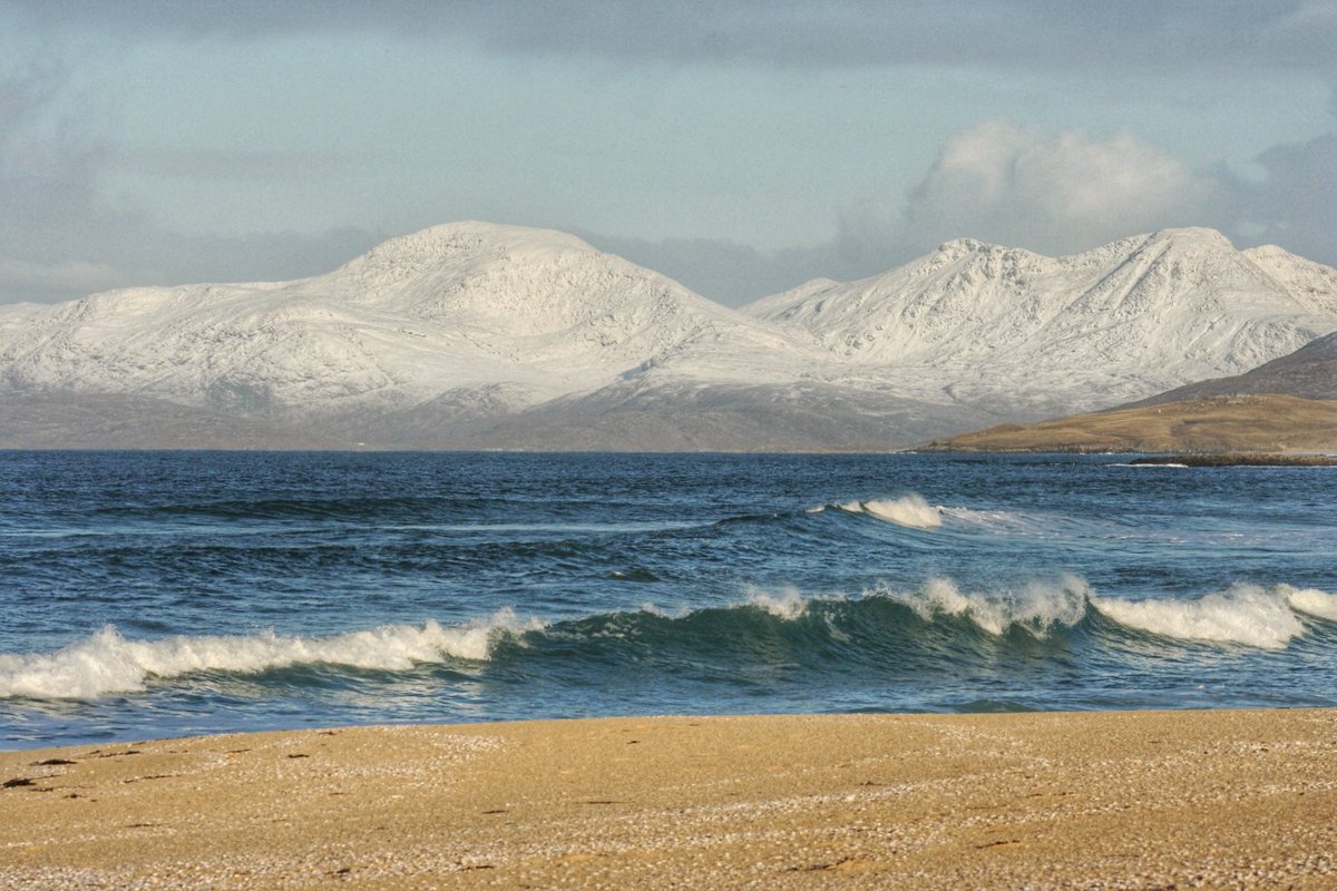 Scarista beach with winter backdrop..💙 #isleofharris #hebrides #OuterHebrides #scotland #visitouterhebrides <a href="/VisitScotland/">VisitScotland</a> #ScotSpirit <a href="/OuterHebs/">Visit Outer Hebrides</a>
