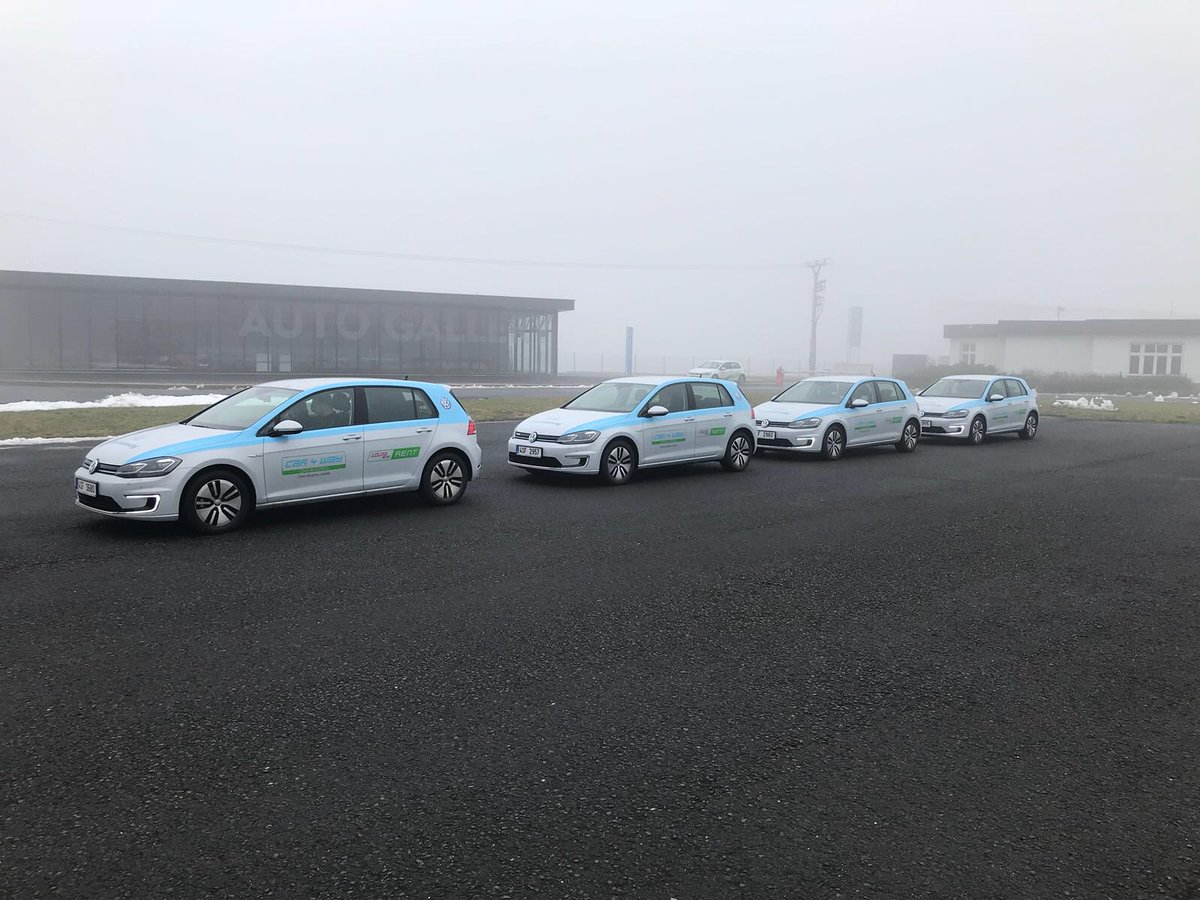 SiemensCzech's tweet photo. Na Autodromu Most dnes poprvé proběhla škola bezpečné jízdy v elektromobilech dobíjených rychlonabíjecí stanicí #Triberium 50 kW #elektromobilita #volkswagen #autodrommost https://t.co/aSlJhuSq8M