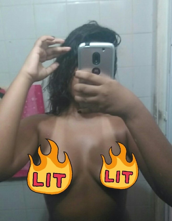 0000Tro's tweet photo. A amiguinha aq pegou sol de mochila gente 😂😂😂😂😂😂😂😂😂😂😂😂😂😂😂 https://t.co/z7ARUmmWrM