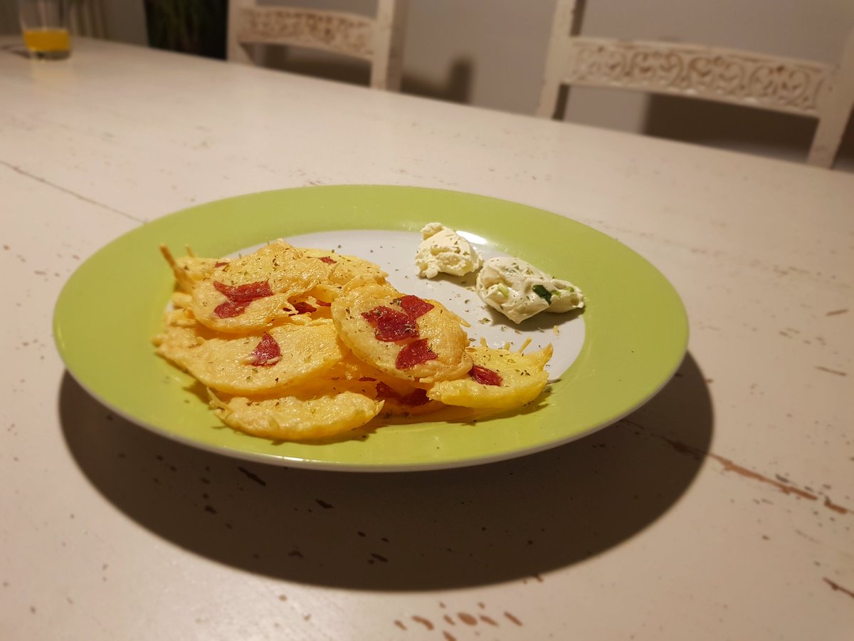 Isi_musik's tweet photo. Habe gerade die Käsechips von @crispyrob ausprobiert, schmecken echt gut 😍🧀😅
#cheesyrob https://t.co/0xMCcghMnO