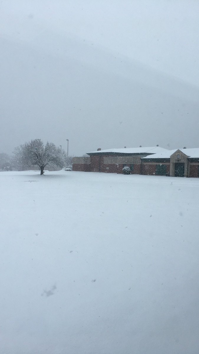 hhbeamelem's tweet photo. #tbt to last week when we had a snow day! So thankful and happy our bulldogs are back this week for lots of amazing learning! https://t.co/VINZQdaDGQ