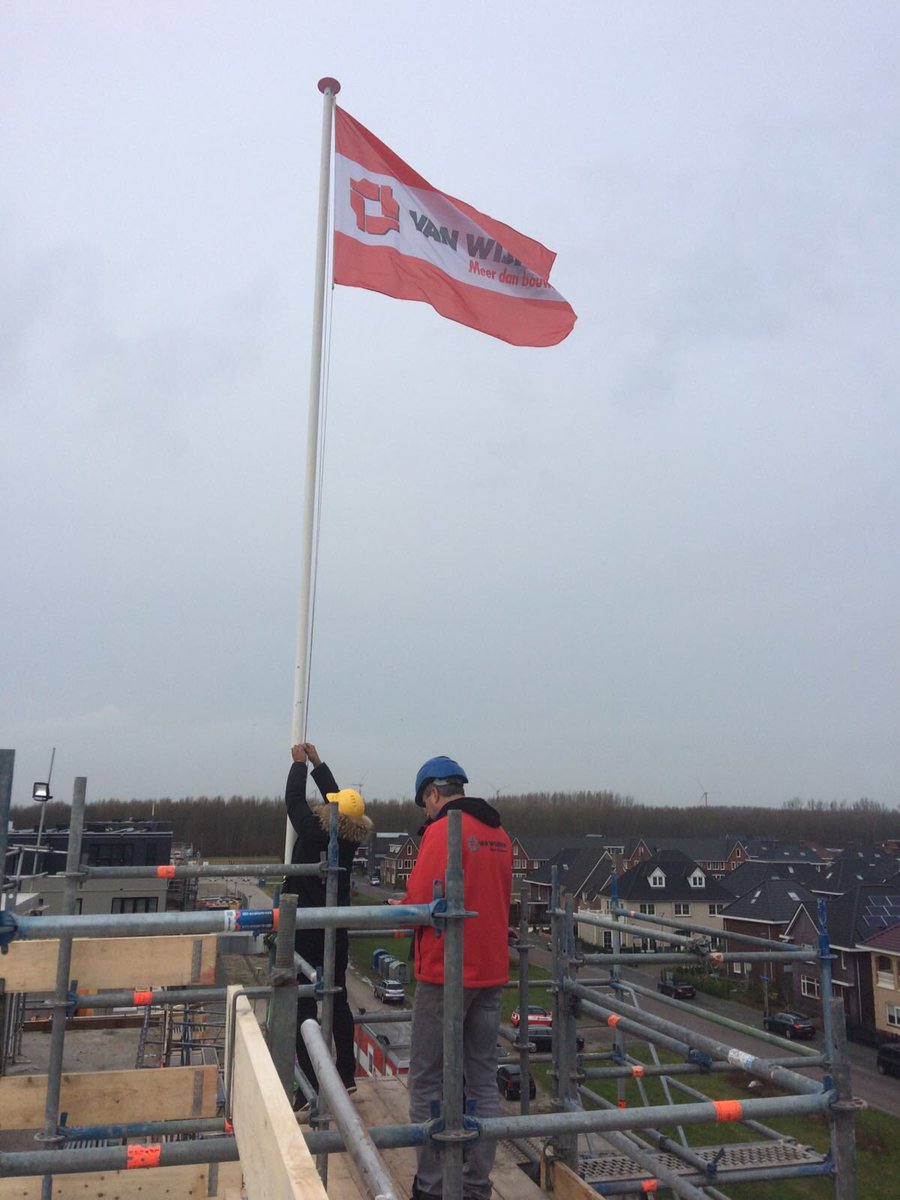 Samen het hoogste punt van de bouw vieren! Groot succes! <a href="/VanWijnenGroep/">Van Wijnen</a> <a href="/GOudesluijs/">Gabri Oudesluijs</a> <a href="/dzwiggelaar1/">Daniëlle Zwiggelaar</a> <a href="/GvanSpijkeren/">Gerben van Spijkeren</a> #Almere #OasisBeach #kijkmiddag #blijekoper