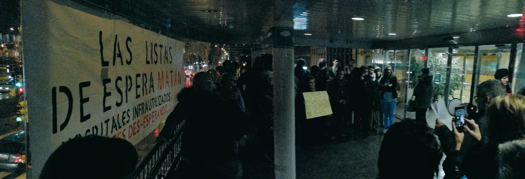 "La Sanidad no se vende, se defiende" un centenar de personas se concentran en las puertas del hospital Miguel Servet de #Zaragoza  para defender la #SanidadPública