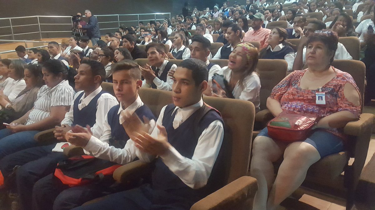 RosangelaOrozco's tweet photo. #Hoy acompañamos la Juramentación de los Consejos Estudiantiles de las Unidades Educativas @Incesocialista Dando cumplimiento a la Resolución 058. @WuikelmanAngelP @JauaMiranda @MPPEDUCACION. Viva la Juventud! https://t.co/JYX5OxSR8s