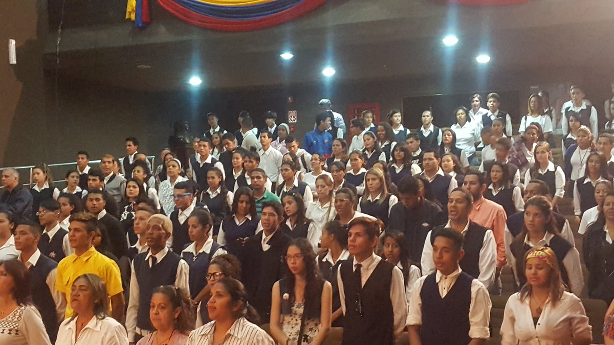 RosangelaOrozco's tweet photo. #Hoy acompañamos la Juramentación de los Consejos Estudiantiles de las Unidades Educativas @Incesocialista Dando cumplimiento a la Resolución 058. @WuikelmanAngelP @JauaMiranda @MPPEDUCACION. Viva la Juventud! https://t.co/JYX5OxSR8s