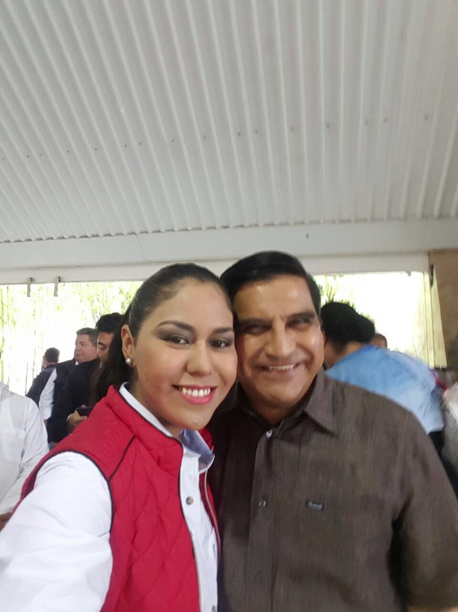 MarthaAliciaGS's tweet photo. Saludando a grandes amigos en el encuentro con nuestro precandidato presidencial @JoseAMeadeK. ¡Qué gusto verlos! ☺️🤗 https://t.co/wK0CNGfdQ5