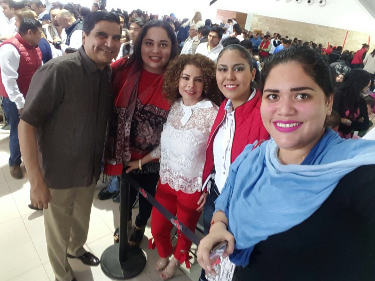 MarthaAliciaGS's tweet photo. Saludando a grandes amigos en el encuentro con nuestro precandidato presidencial @JoseAMeadeK. ¡Qué gusto verlos! ☺️🤗 https://t.co/wK0CNGfdQ5