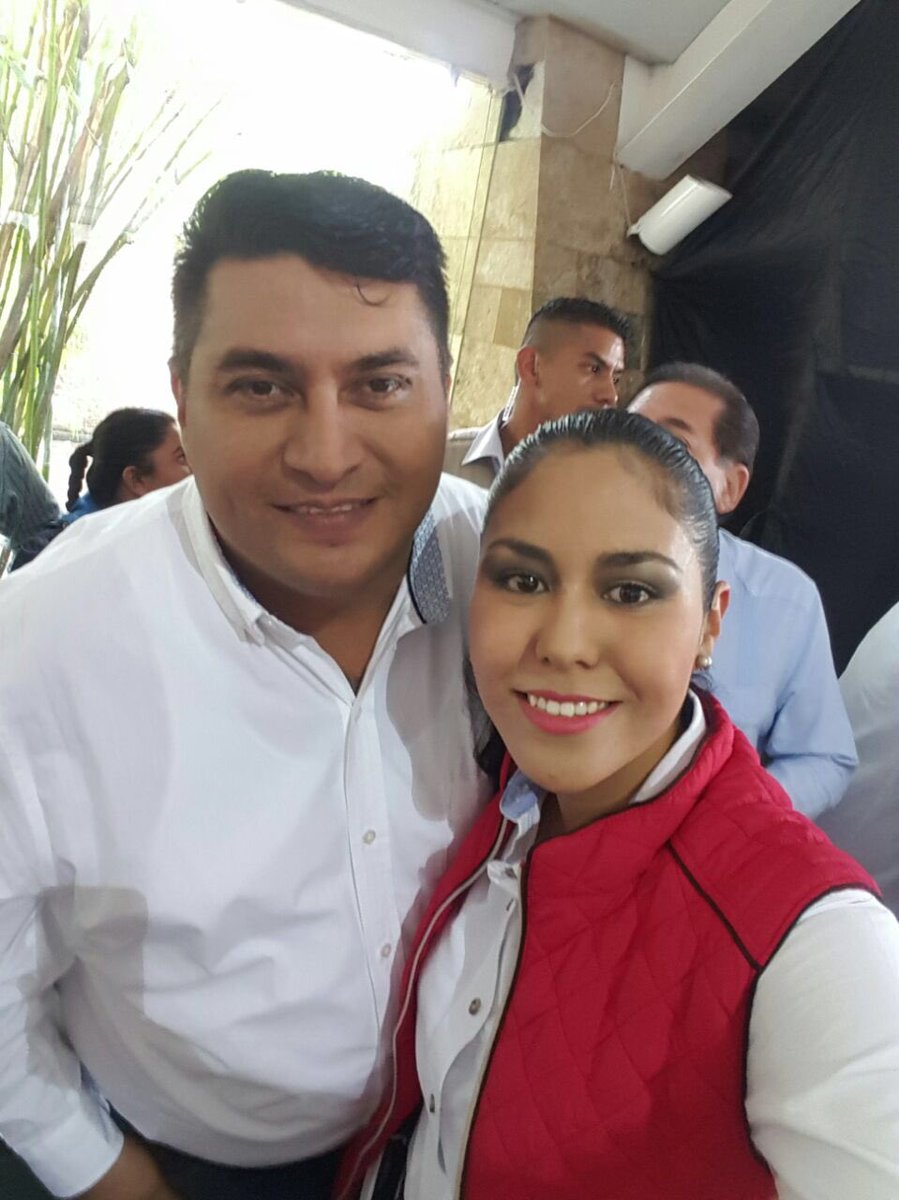 MarthaAliciaGS's tweet photo. Saludando a grandes amigos en el encuentro con nuestro precandidato presidencial @JoseAMeadeK. ¡Qué gusto verlos! ☺️🤗 https://t.co/wK0CNGfdQ5