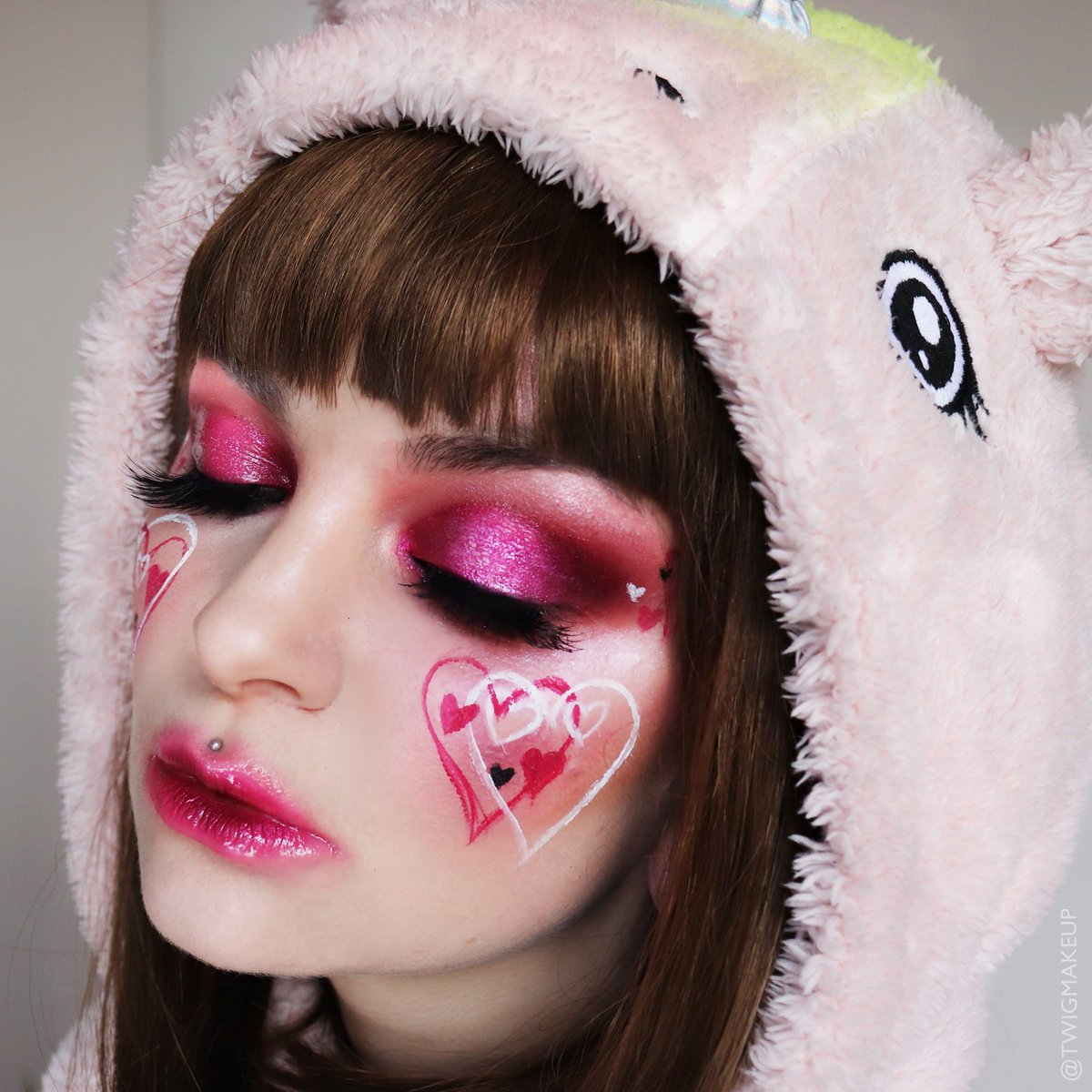 being extra for this valetine's day
#vday #valentinesday #vdaymakeup #valentinesmakeup