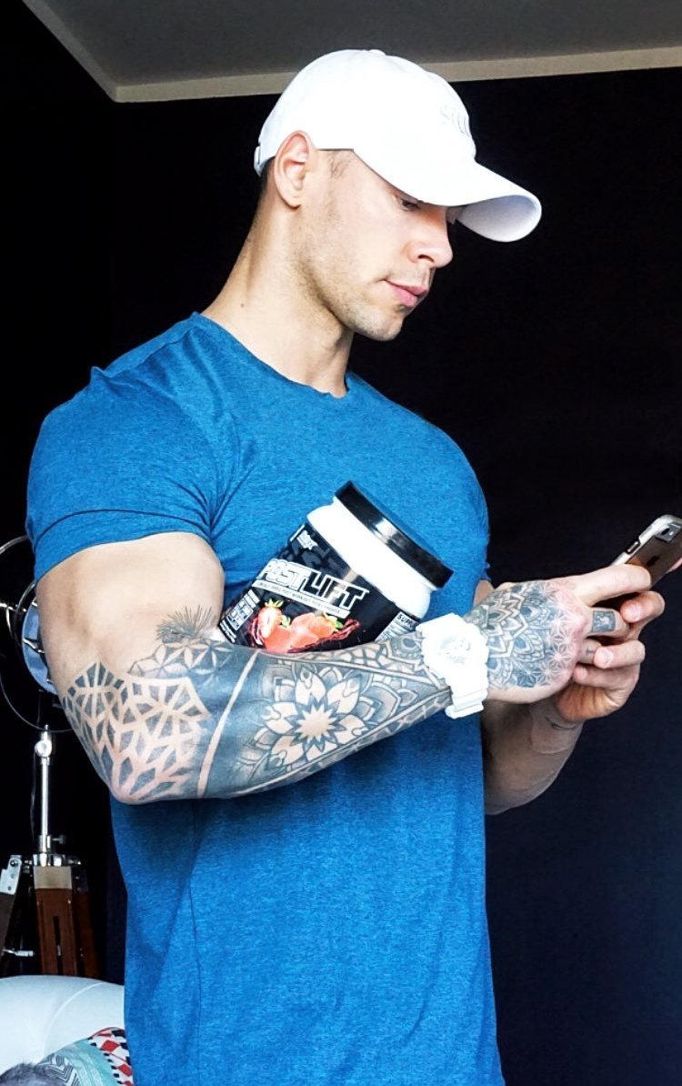 NutrexResearch's tweet photo. Don't leave home without it! Everything you need for recovery, growth and replenishing glycogen post-workout or intra-workout. #POSTLIFT was formulated for all athletes in mind.
 
📸  Anton Antipov 
#Nutrex #NutrexResearch #ClinicalEdge https://t.co/X8ApREodNc