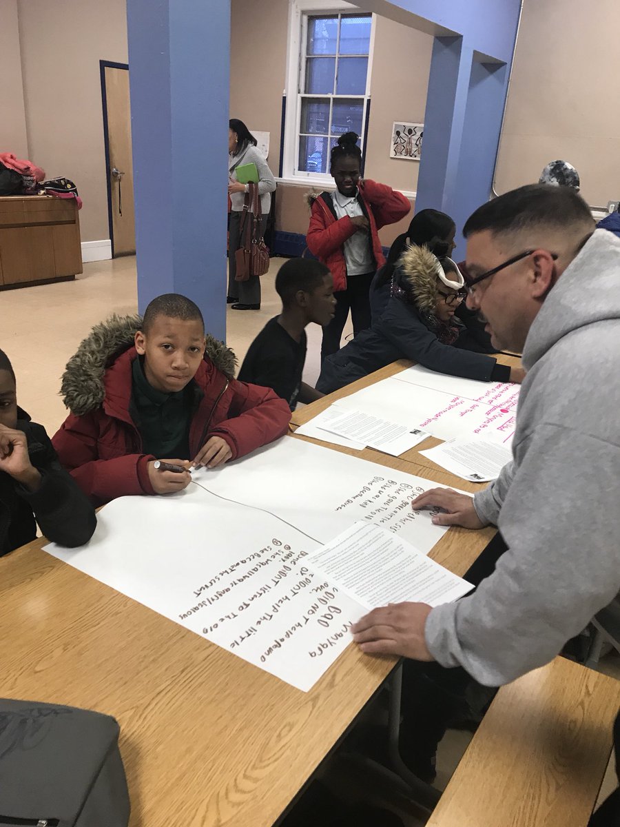 PPDRozTalley's tweet photo. @PhillyPolice officers doing what they love to do best, serve the community! #volunteers #onourowntime #givingback #phillypd The Links Incorporated, Delaware Valley PA Chapter & ppd made a great team thanks for the opportunity @PPDDerrickWood thx https://t.co/RAJYL6ajDe