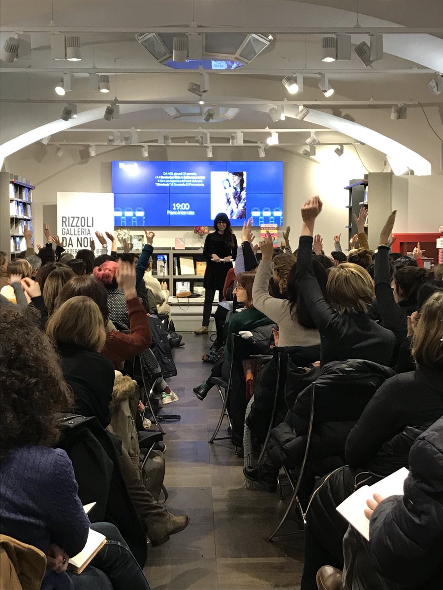 stringoletta's tweet photo. #bookeaterclub con @zeldawasawriter in @RizzoliGalleria con #larminuta! A vedere le numerose mani alzate il libro è piaciuto! 🙋‍♀️ 📚! https://t.co/Bftqs3JMkV