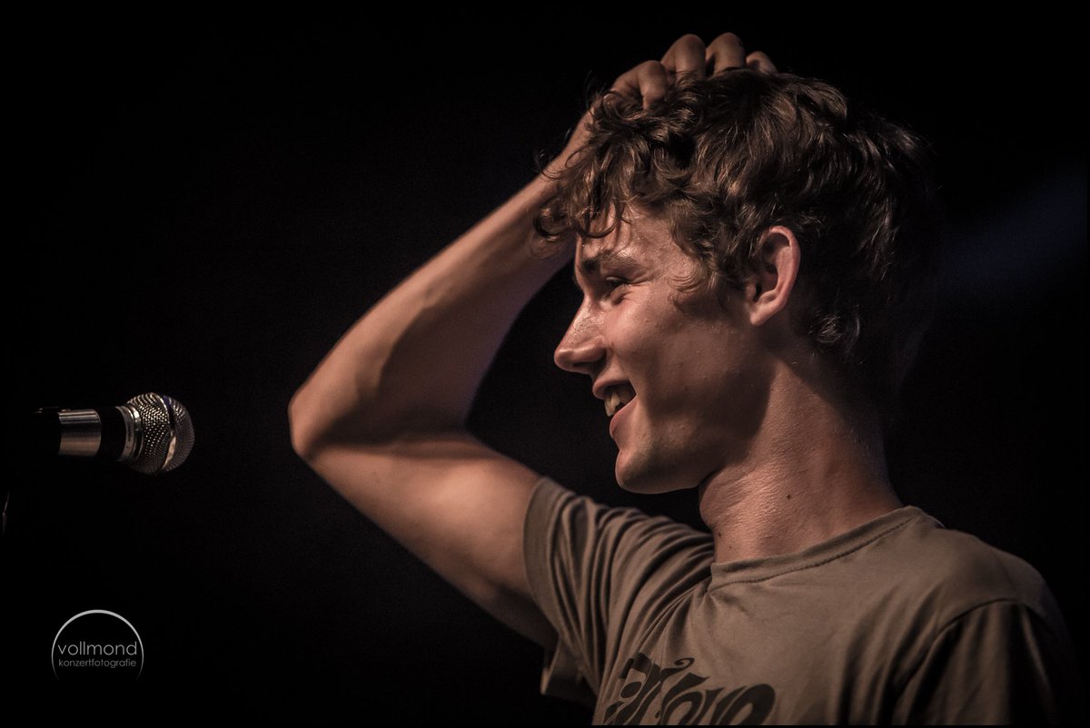 грубый мужик поет. парень поет в микрофон. поющий рот. мужчина поет. Annenmaykantereit вокалист.