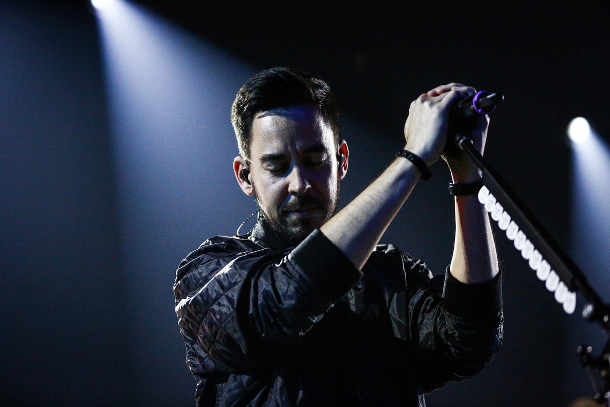 .@LinkinPark's @MikeShinoda has surprise-released an emotional new EP 'Post Traumatic' dealing with #ChesterBennington's death. Hear it now and watch the songs' intimate homemade music videos. revolvermag.com/music/mike-shi…