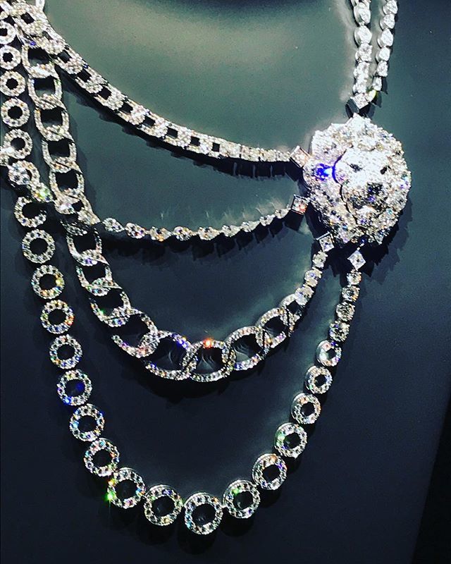 carolwoolton's tweet photo. #Lionking @chanelofficial @britiishvogue #diamondchains https://t.co/3yueOuWBGW https://t.co/8P8eZhzNTy