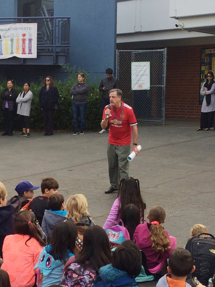 LinwoodEHowe's tweet photo. Culver City Council Member Jim Clarke engages #Lin_Howe students in a conversation about kindness at today's morning assembly.  Lin Howe is participating in The Great Kindness Challenge. https://t.co/ZHDZlDN2DE