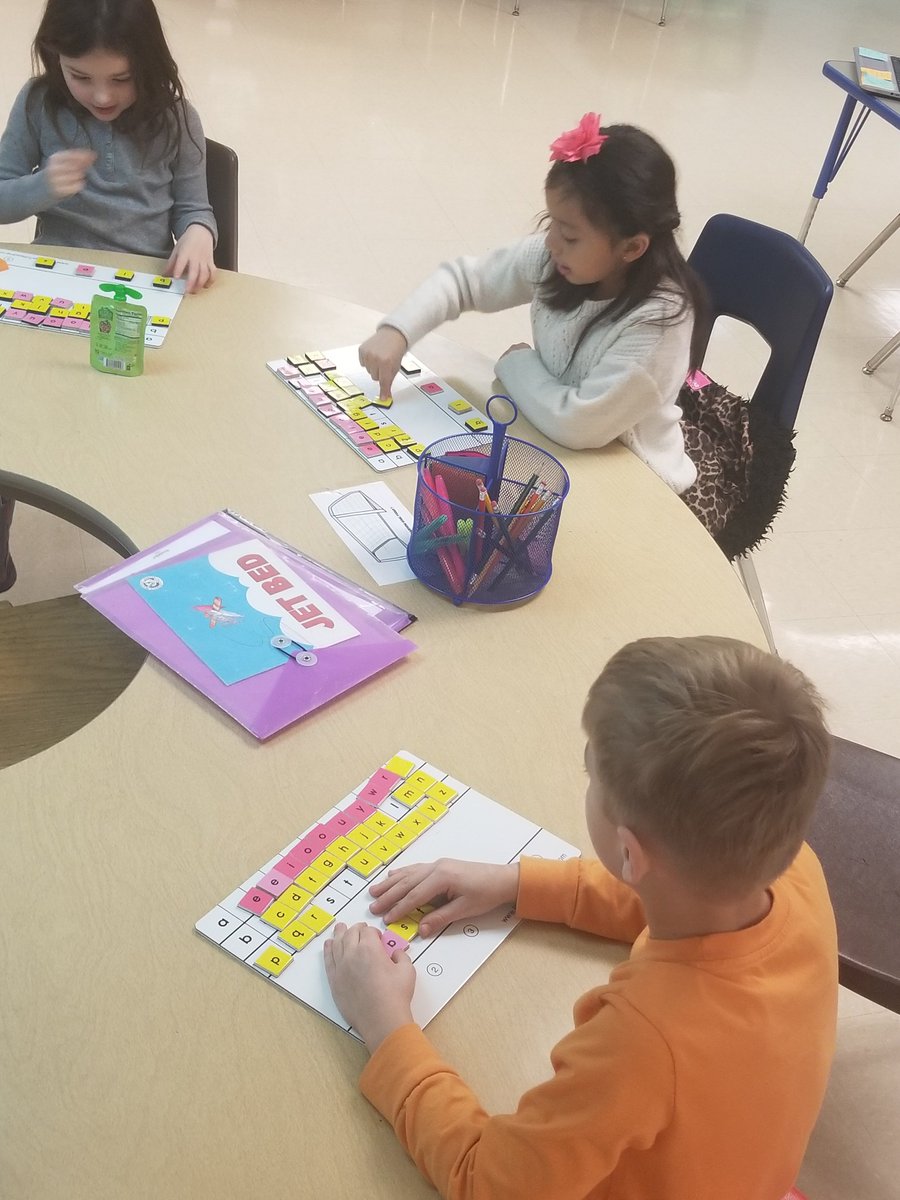 Mrs_Whited26's tweet photo. Having fun linking sounds with letters to build words. #literacy #growingreaders #sycamorehills1 https://t.co/aIzfsoqOKH