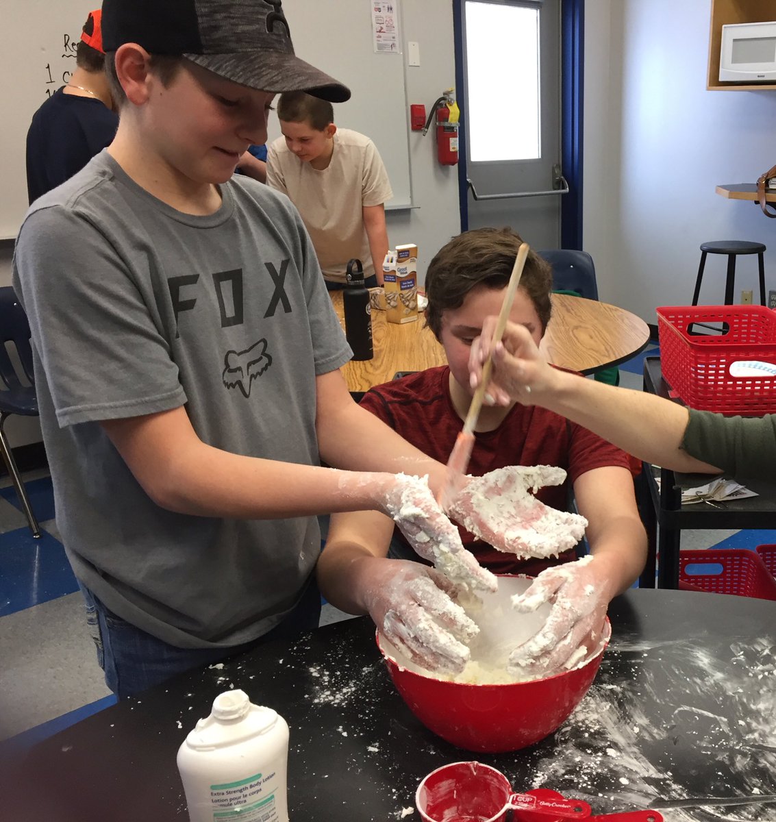 REACHPLRD25's tweet photo. A few more photos from our #thinkingputty workshop with the #Delia Jr. High students & our FRW, Cayla #supermessy #cornstarcheverywhere #handsonlearning #calming @deliabulldogs @plrd25 https://t.co/yqSmf93xiY
