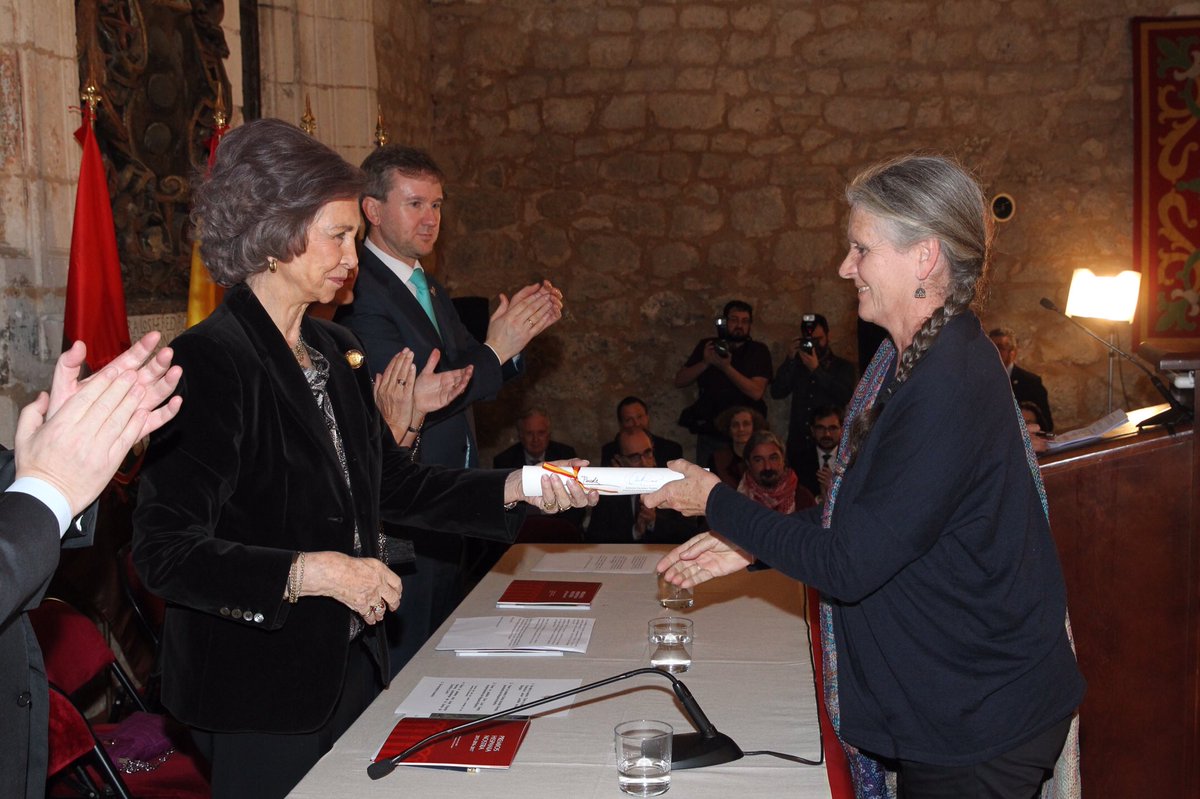 CasaReal's tweet photo. Doña Sofía entregó en Burgos los Premios "Hispania Nostra" y los concedidos a proyectos españoles por "Europa Nostra" en los años 2015, 2016 y 2017. @HispaniaNostra https://t.co/2uubij6eXK https://t.co/QNDNyHvXGg