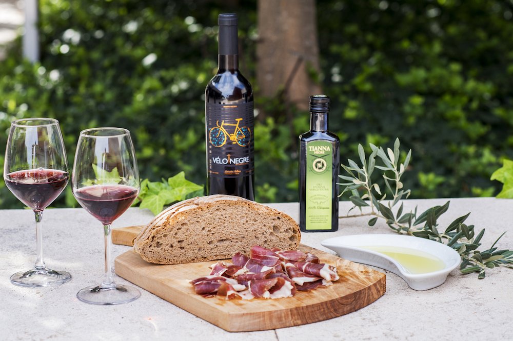 BodegasTunel's tweet photo. Si vols fer un tast de vins i maridatge amb productes mallorquins, vine a visitar-nos. 🍷  Tenim diverses opcions de cates i preus.  

👉 Més info a https://t.co/7J0woZJ0DL https://t.co/0mAIlpfJiz