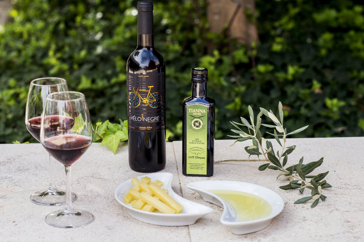 Si vols fer un tast de vins i maridatge amb productes mallorquins, vine a visitar-nos. 🍷  Tenim diverses opcions de cates i preus.  

👉 Més info a tiannanegre.com