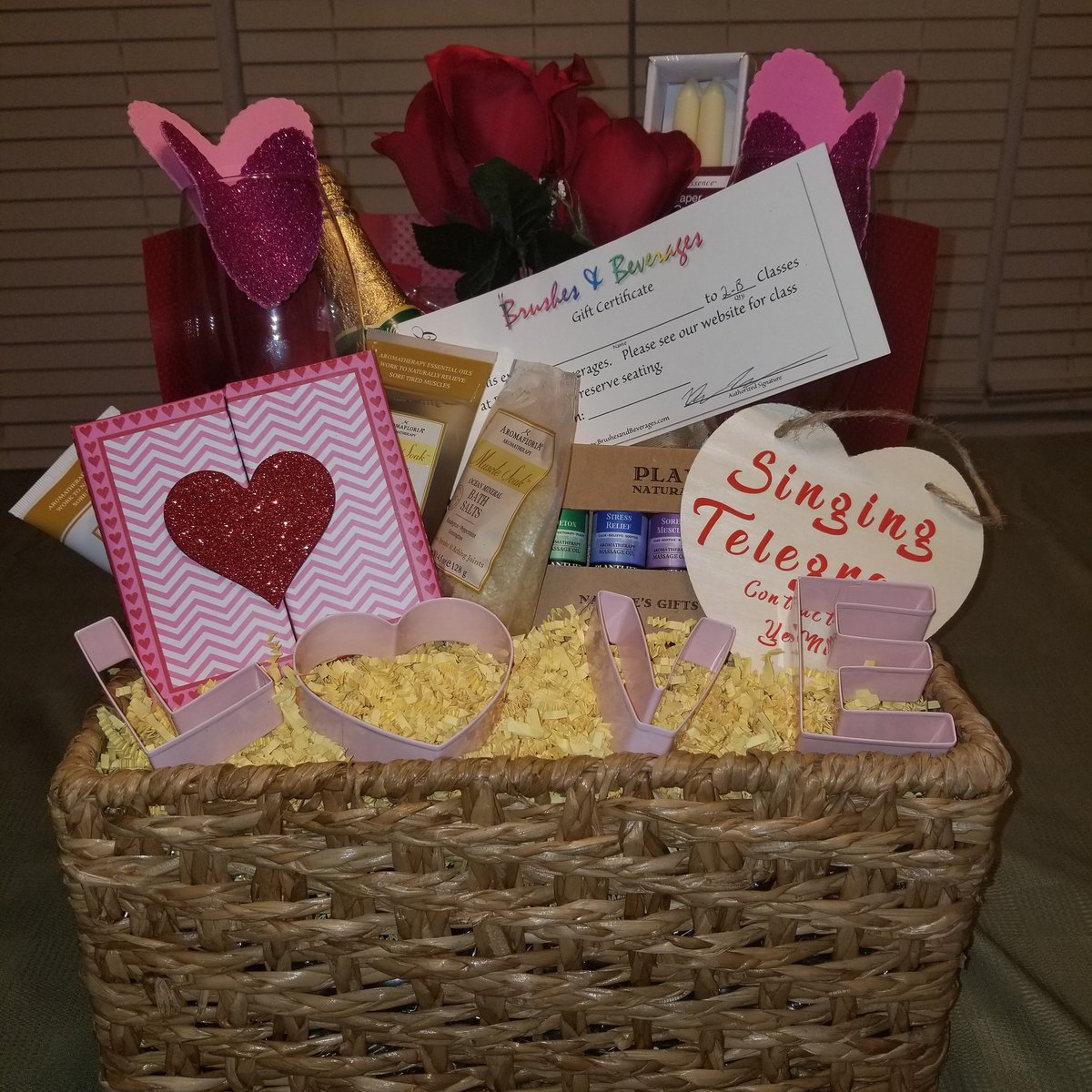 Royal_Essence22's tweet image. This date night Basket could be yours! Send $5 to my cash-app deeanderson22 &amp;amp; I&apos;ll send you a pic of ticket receipt. It doesn&apos;t even take but a few seconds

The drawing is Feb 12, 2018

The basket:
$25 Applebee’s Gift Card 
$50 Brushes &amp;amp; Beverages
Sing A Gram etc.