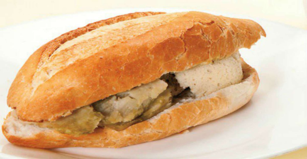 #Guajolota, el antojo chilango. Para los intelectuales es el resultado del mestizaje, para otros alivia el mal de amores y hay quienes la consideran una herejía calórica.  

Dinos cuál es tu #TortaDeTamal favorita 😍  bit.ly/2E4uLNV