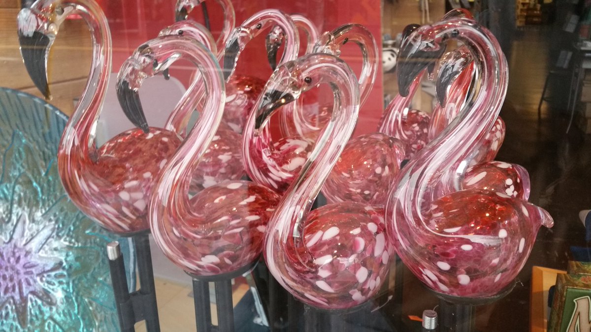 dekebridges's tweet photo. I like these swans...

#creativity #SplashOfColor #BeautifulPress #glassrocks https://t.co/1JNkod41zq