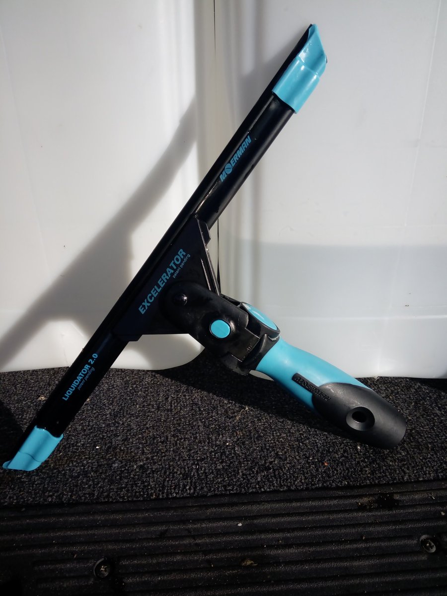 Loving the new squeegee I'm using, the Moerman Liquidator 2.0 #moerman #windows #windowcleaning #windowcleaners #windowcleaner #tattershalltraditionalwindowcleaning #tattershall