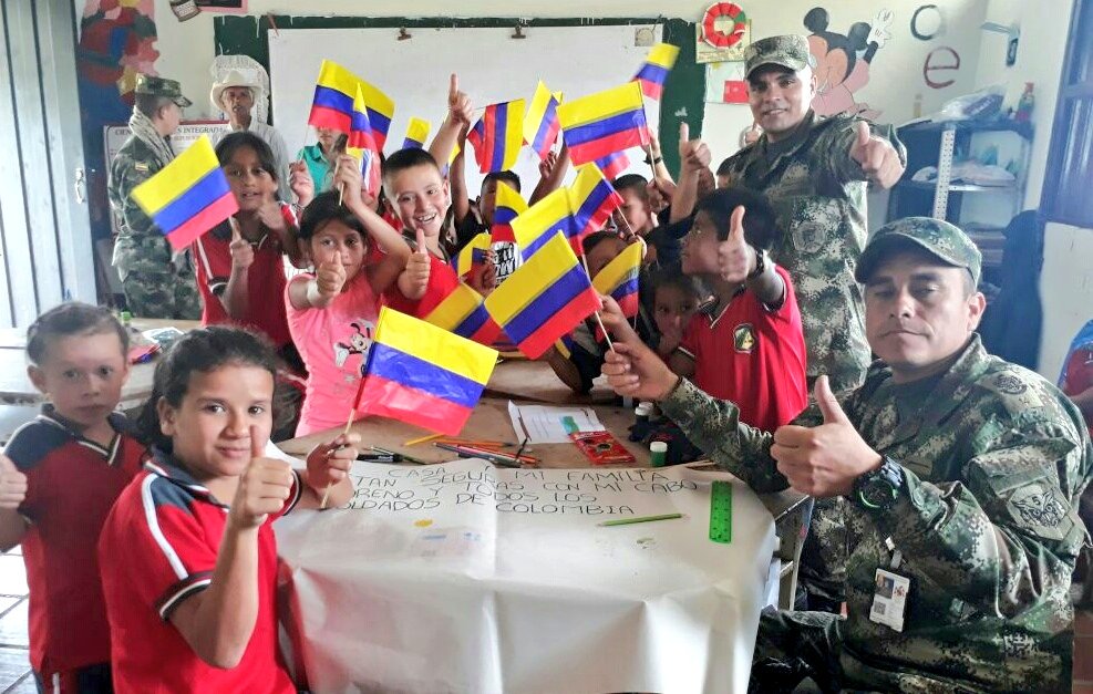 Ejercito_Div5's tweet photo. Con una enorme sonrisa, los niños de la vereda Aguas Claras en #Chaparral le dicen ¡Gracias! a nuestros héroes #BatallónCaicedo #ComandoZeus por la ardua tarea de velar por la seguridad del sur del Tolima https://t.co/rgeJqOfPSp