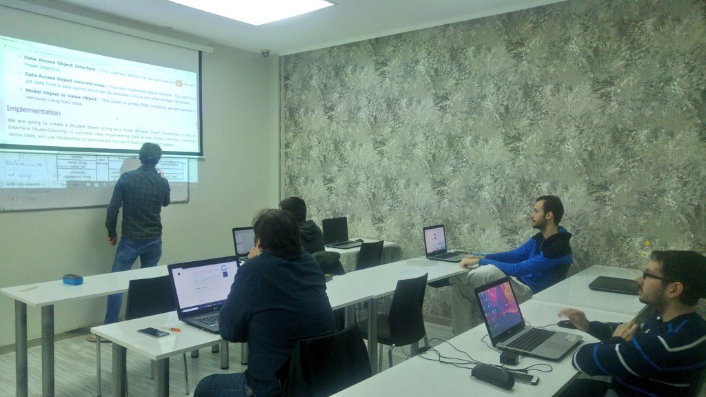 NettDigital's tweet photo. Fernando Aguarod mostrando las posibilidades de #Java a #TalentosDigitales del #MasterAAA https://t.co/UELeo539qy