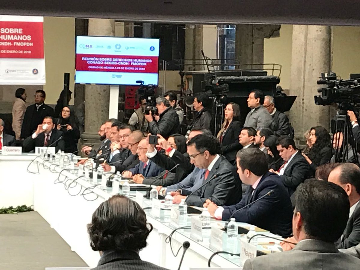 Salvador García Soto (@sgarciasoto) on Twitter photo ¿Ubicuidad política, chambismo o elasticidad de principios? <a href="/JLozanoA/">𝐉𝐚𝐯𝐢𝐞𝐫 𝐋𝐨𝐳𝐚𝐧𝐨 𝐀.</a> es al mismo tiempo "vocero del priista <a href="/JoseAMeadeK/">José Antonio Meade🇲🇽</a>", senador "independiente" y hoy acudió a reunión de la <a href="/CONAGO_oficial/">CONAGO</a> como "enlace" del gobierno panista de Puebla ¿Cobra en cada cargo? ¿Ubicuidad política, chambismo o elasticidad de principios? <a href="/JLozanoA/">𝐉𝐚𝐯𝐢𝐞𝐫 𝐋𝐨𝐳𝐚𝐧𝐨 𝐀.</a> es al mismo tiempo "vocero del priista <a href="/JoseAMeadeK/">José Antonio Meade🇲🇽</a>", senador "independiente" y hoy acudió a reunión de la <a href="/CONAGO_oficial/">CONAGO</a> como "enlace" del gobierno panista de Puebla ¿Cobra en cada cargo?