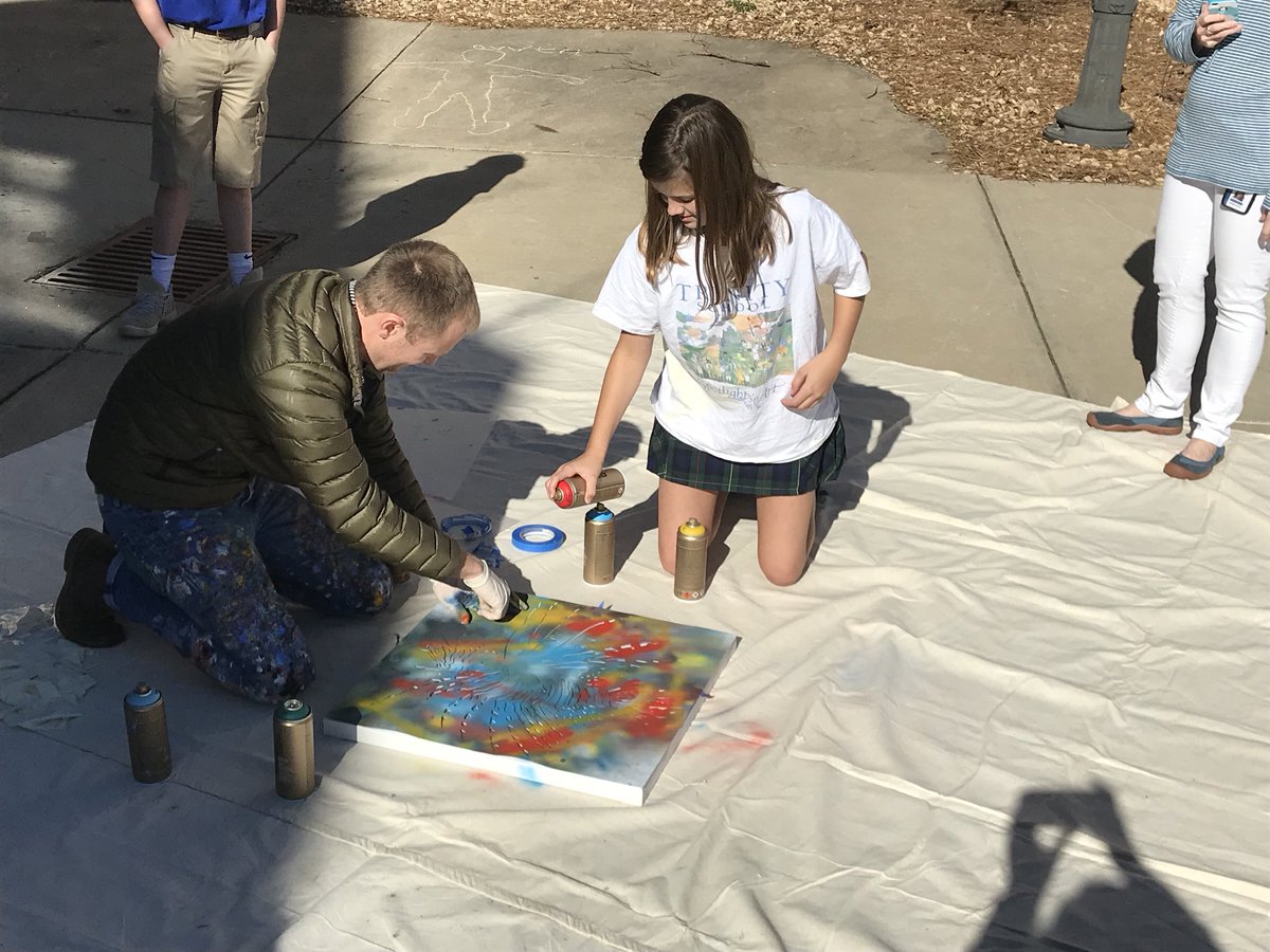 kstorysquared's tweet image. #6thTrinity worked with @CharlieHanavich today. Seeing his art, painting with him, signing their piece, and posing with him. What a great afternoon! #TrinityLearns #SpotlightOnArt