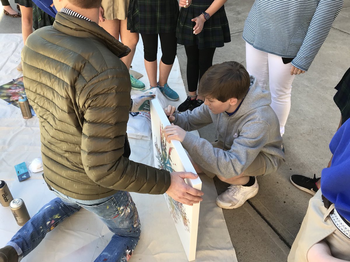 kstorysquared's tweet image. #6thTrinity worked with @CharlieHanavich today. Seeing his art, painting with him, signing their piece, and posing with him. What a great afternoon! #TrinityLearns #SpotlightOnArt
