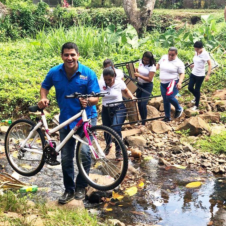 DoviEisenman's tweet photo. Este Domingo a la 1:30pm @brillaporti por @tvnpanama con su primer programa de la temporada 2018 llevando soluciones a familias que lo necesitan. #BrillaPorTi #Panamá https://t.co/YBrZvIWGwr