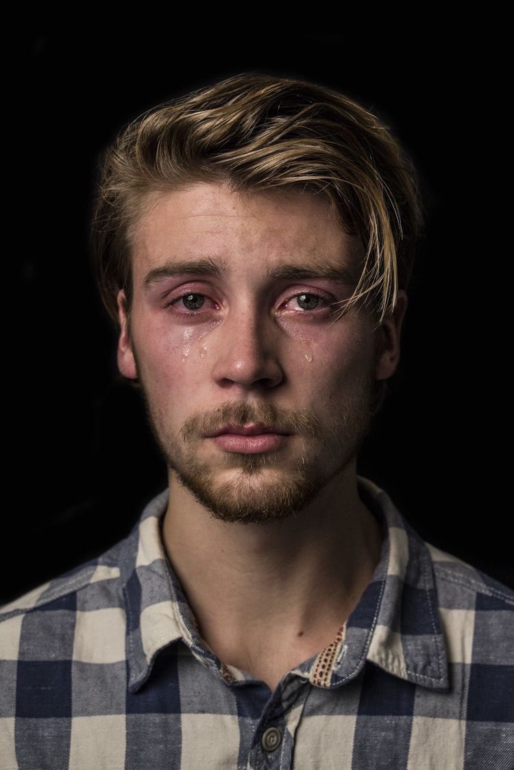 vivrelanuit's tweet photo. je trouve ces clichés ultra puissant, c’est un projet qui a pour but de remettre en question la masculinité et à ce que veut dire « être un homme » , parce que oui les hommes ont le droit de pleurer https://t.co/UT6OeA46SM