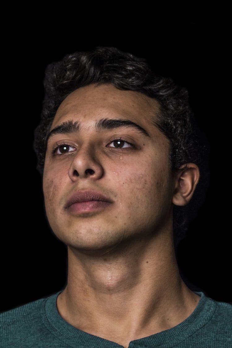 vivrelanuit's tweet photo. je trouve ces clichés ultra puissant, c’est un projet qui a pour but de remettre en question la masculinité et à ce que veut dire « être un homme » , parce que oui les hommes ont le droit de pleurer https://t.co/UT6OeA46SM