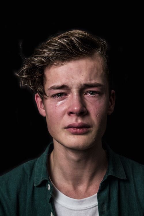 vivrelanuit's tweet photo. je trouve ces clichés ultra puissant, c’est un projet qui a pour but de remettre en question la masculinité et à ce que veut dire « être un homme » , parce que oui les hommes ont le droit de pleurer https://t.co/UT6OeA46SM