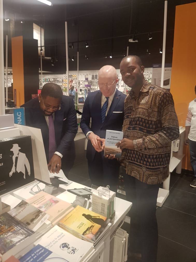 Rencontre fortuite avec #Juste_Désiré_Mondelé, conseiller spécial du PR, à la #FNAC_Brazzaville. Séance de dédicace impromptue de son livre pour l'honorable #Obame_Ondon, le plus jeune député, et moi    <a href="/ICIBrazza/">ICIBRAZZA</a> <a href="/Grace_Patcheli/">Grâce Patcheli</a> <a href="/congosouverain/">Congo Souverain</a> <a href="/FifiNkoajoelle/">Joëlle N.</a> <a href="/DIASPOINVEST242/">DIASPO INVESTIGATION</a>