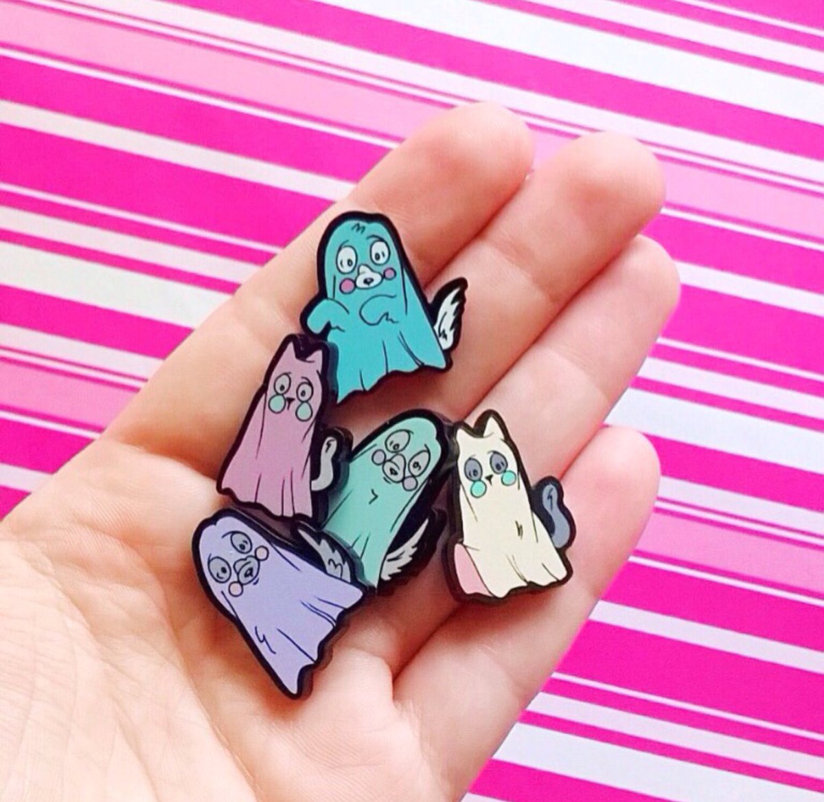 lovegemsville's tweet photo. The shop is tip top with little knick knacks. Go on treat yourself. https://t.co/BEJyUCCoC6 #justacard #illustration #handmade #artgifts #shopsmall #supportsmall #cats #rainbow #purse #pins #badges #stationery #ranbit #bats #moths #Whale #notebook #Etsy https://t.co/AnzS9Imkum
