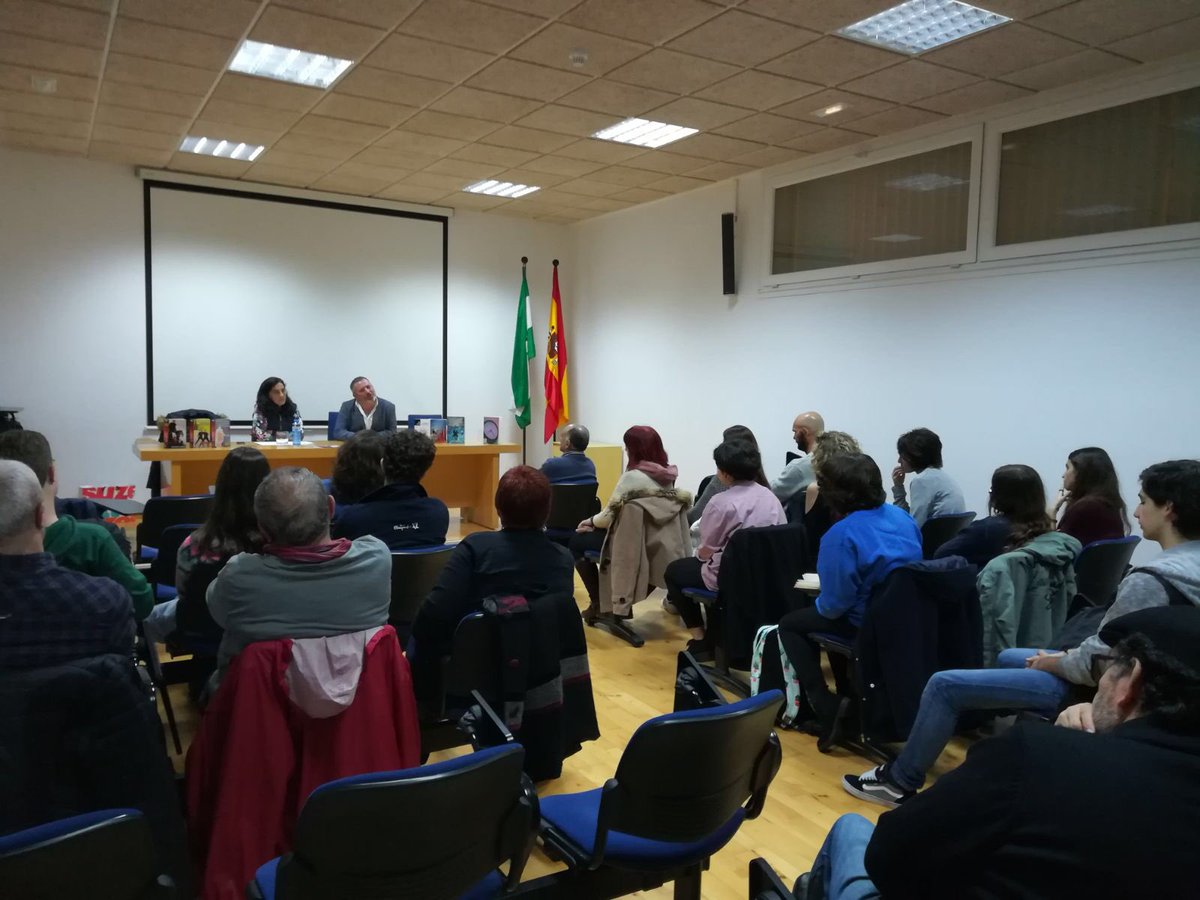 BMCadiz's tweet photo. Cuando se unen la #pasión y el #talento pasan cosas en nuestras #bibliotecas. @GarciaLarrondo, muchas gracias!!!!! https://t.co/h3Nc9oHc1X