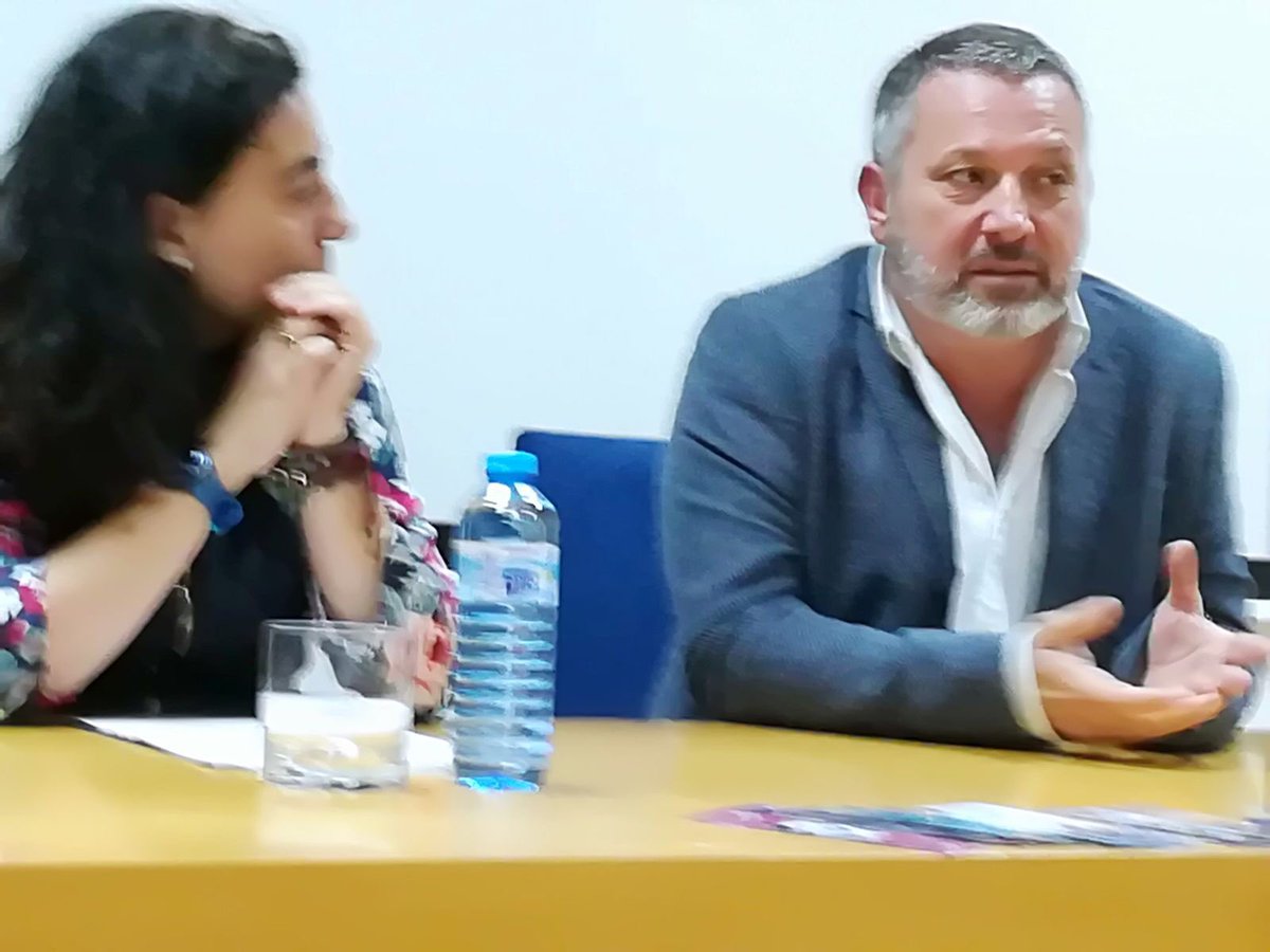 BMCadiz's tweet photo. Cuando se unen la #pasión y el #talento pasan cosas en nuestras #bibliotecas. @GarciaLarrondo, muchas gracias!!!!! https://t.co/h3Nc9oHc1X