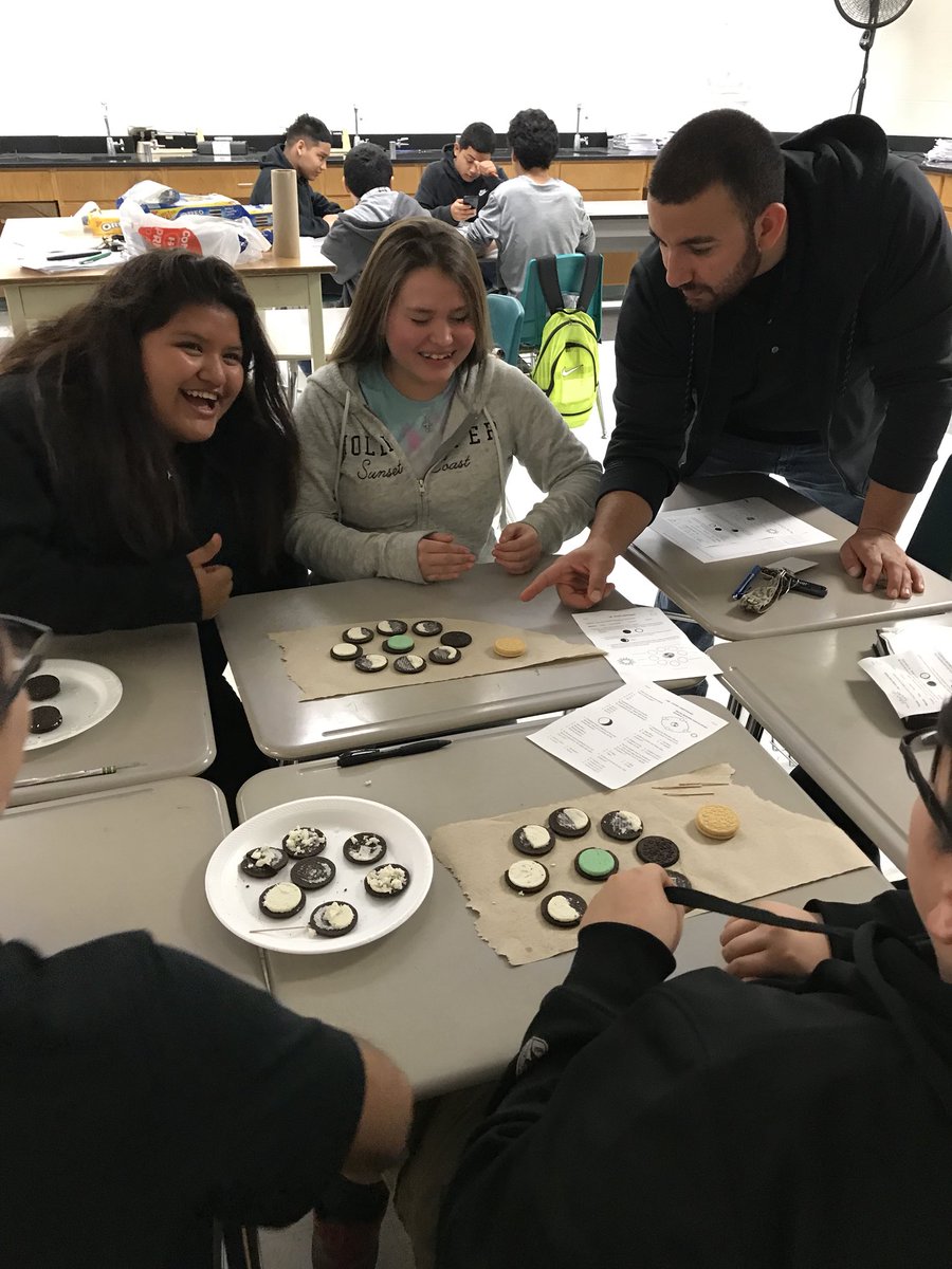 petal1967's tweet photo. @GutierrezMS3205 8th grade students using Oreo cookies to illustrate the lunar phases! Here’s a way to remember- Light on the right going to bright, Light on the left nothing left. @HCISDCurriculum #gmsjagpride https://t.co/dHXlpEd2Ns