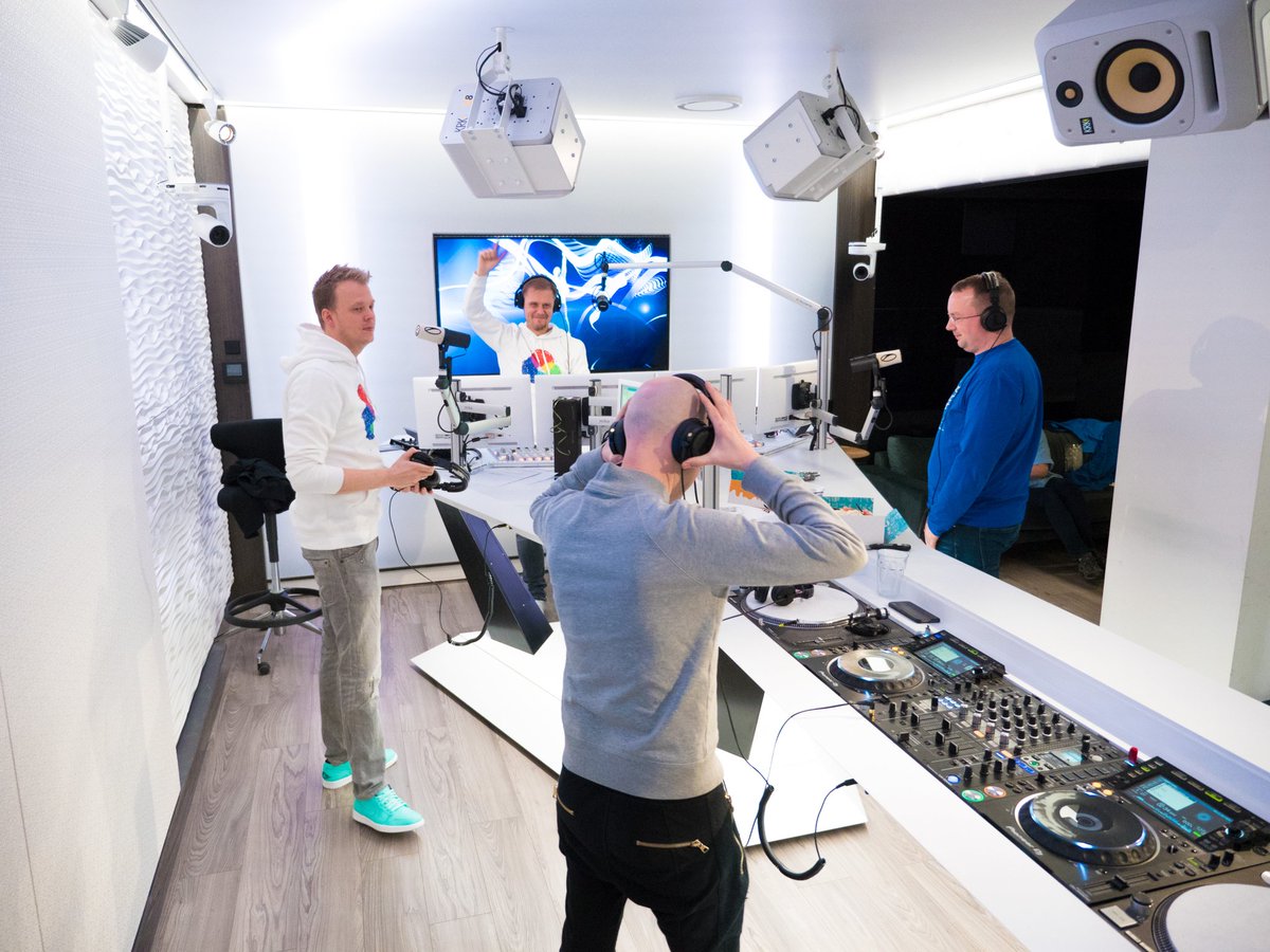 Jono from @aboveandbeyond is back on the @asot decks for another hour 😍 #ASOT850part1 #ASOT850 Tune in NOW! ➠ bit.ly/ASOT850part1
