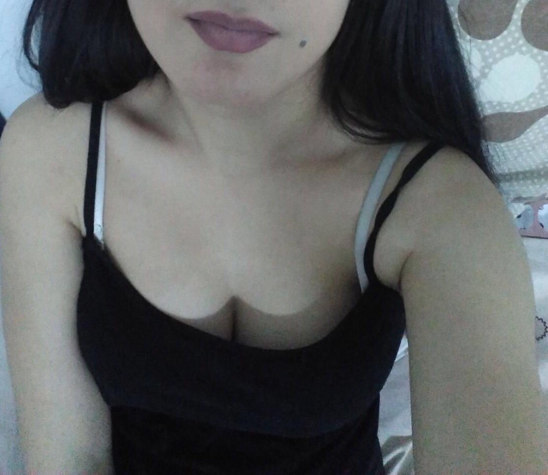 cansu5155's tweet photo. Just only #Lesbians #lesbian girls 🍓 Bu gece sanırsam yangın çıkacak 🙈 https://t.co/hAEn93hyu6