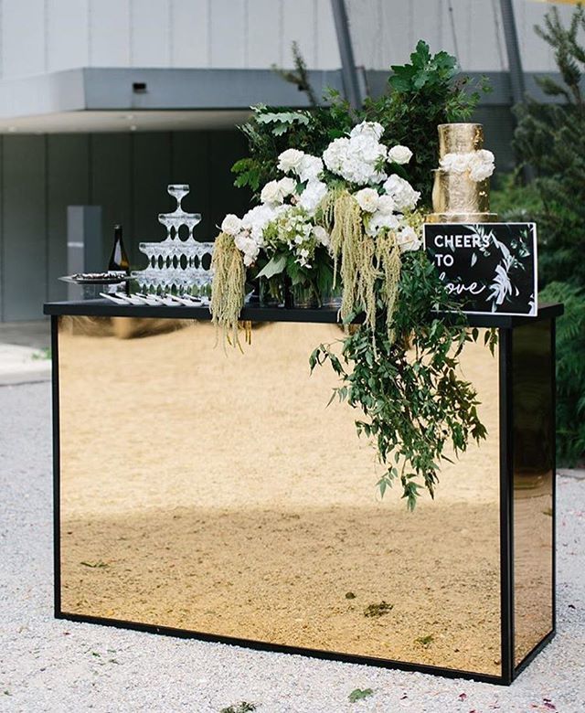 WDWhispers's tweet photo. GETTING BARRED 🙊🍹🍸✨
Adding that special touch to your drinks station with this gold bar from @danneventhire!! How amazing is it?!?! 😍😍😍 Florals by @ravenandtherose captured by @kas.richards for @partywithlenzo xx
.
.
.
#wedding #weddingdecor #wed… https://t.co/DX3dpLTtKy https://t.co/MlPjcuB4IW