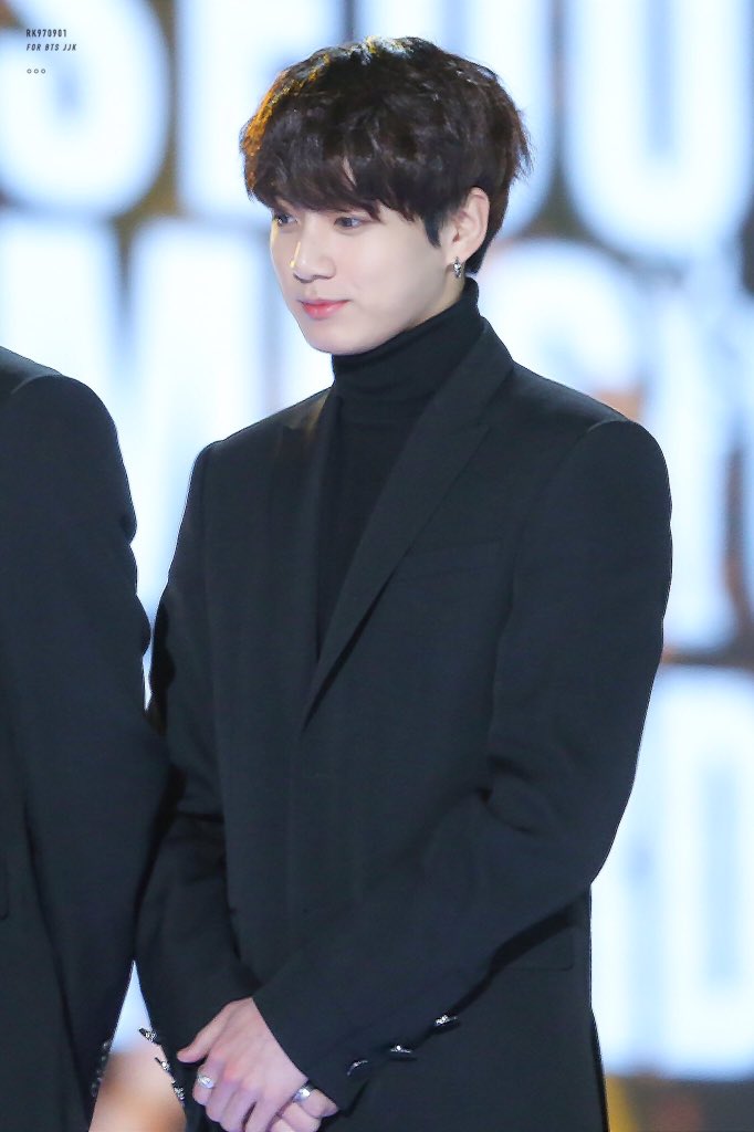 jeonggukupdates's tweet photo. All black? Checked
Turtleneck? Checked
Fluffy hair? Checked
Crystal eyes? Checked
A dreamy look? Checked
A sculpted face? Checked
A handsome Prince? Checked
God-level beauty? Checked
Heart attack? Checked
970901x more in love? CHECKED

#iHeartAwards #BestFanArmy #BTSARMY @BTS_twt https://t.co/MrrJYQRz3Z